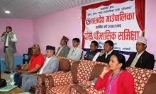 छत्रदेव गाउँपालिकाको दोस्रो चौमासिक समिक्षा कार्यक्रमको समापन कार्यक्रममा विभिन्न समस्याको समाधान प्रस्तुत गर्दै गाउँपालिका अध्यक्ष श्री लेखनाथ पोख्रेल ।