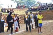 अध्यक्ष कप रनिङ्ग शिल्ड भलिवल प्रतियोगिता २०७५ काे उद्घाटन समारोहमा खेलाडिहरुलाइ भलिबल दिएर खेलकाे उद्घाटन गर्दै प्रमुख अतिथि एवं जिल्ला समन्वय अध्यक्ष श्री पिताम्बर शर्मा भुसाल 