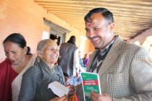 सामाजिक सुरक्षा भत्ता प्राप्ति सँगै निःशुल्क स्वास्थ्याेपचार पश्रचात जनप्रतिनिधि सँग मुस्रकुराउदै ।